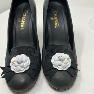 CHANEL BLACK PUMP WITH SIGNATURE CAMELIA FLOWER. EXCELLENT CONDITION